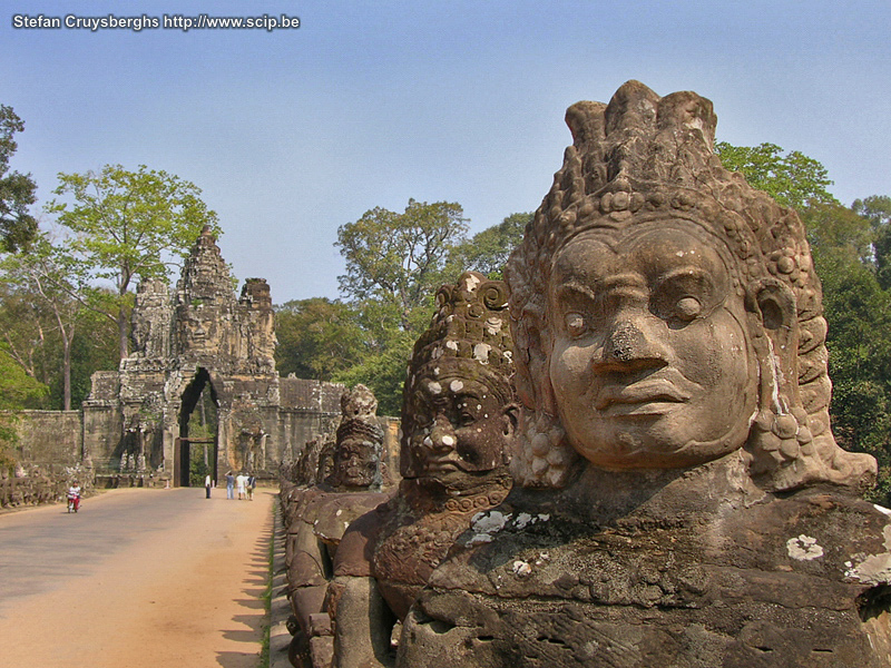 Angkor - Zuidelijke poort Angkor Thom Angkor is de verzamelnaam van alle tempels in het gebied ten noorden van de stad Siem Reap. De eerste stad werd in 889 gesticht en toen begon een traditie van meer dan 500 jaar waarin er nieuwe tempels en steden werden gebouwd die de hoofdstad van het Khmerrijk werden. Angkor staat op de lijst van het UNESCO-werelderfgoed en het is ongetwijfeld een van de wereldwonderen. Stefan Cruysberghs